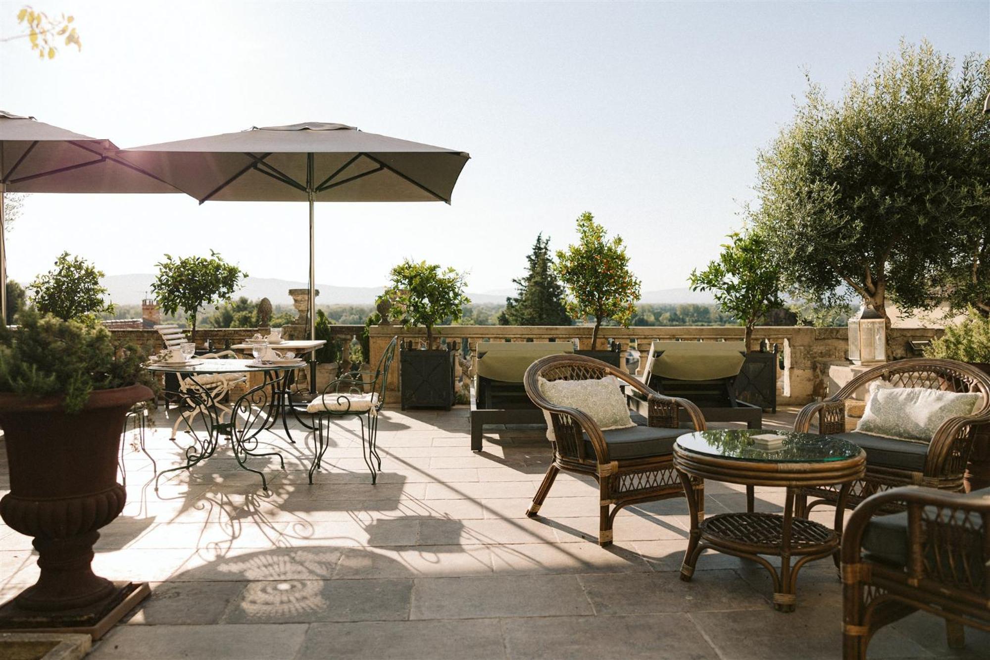 Le Petit Chateau Chateauneuf-de-Gadagne Exterior photo