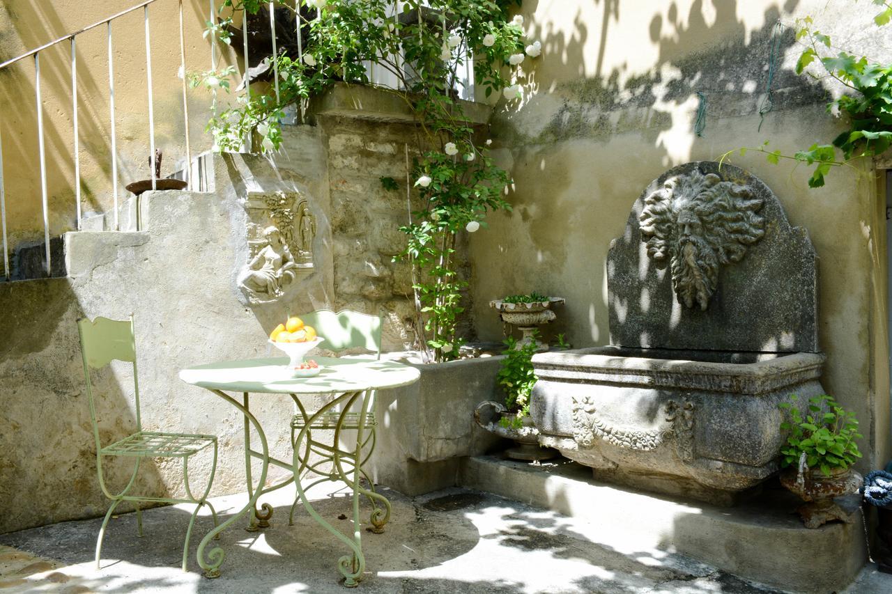 Le Petit Chateau Bed & Breakfast Chateauneuf-de-Gadagne Exterior photo